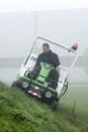 <b>Etesia H124 jyrkässä mäessä</b><br>Jyrkkien mäkien leikkuu onnistuu turvallisesti matalan painopisteen ja nelivedon ansiosta.