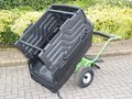 <b>Etesia MRM Monikäyttökärry</b><br>Etesia MRM kärry kipattuna lisälaitojen kanssa.